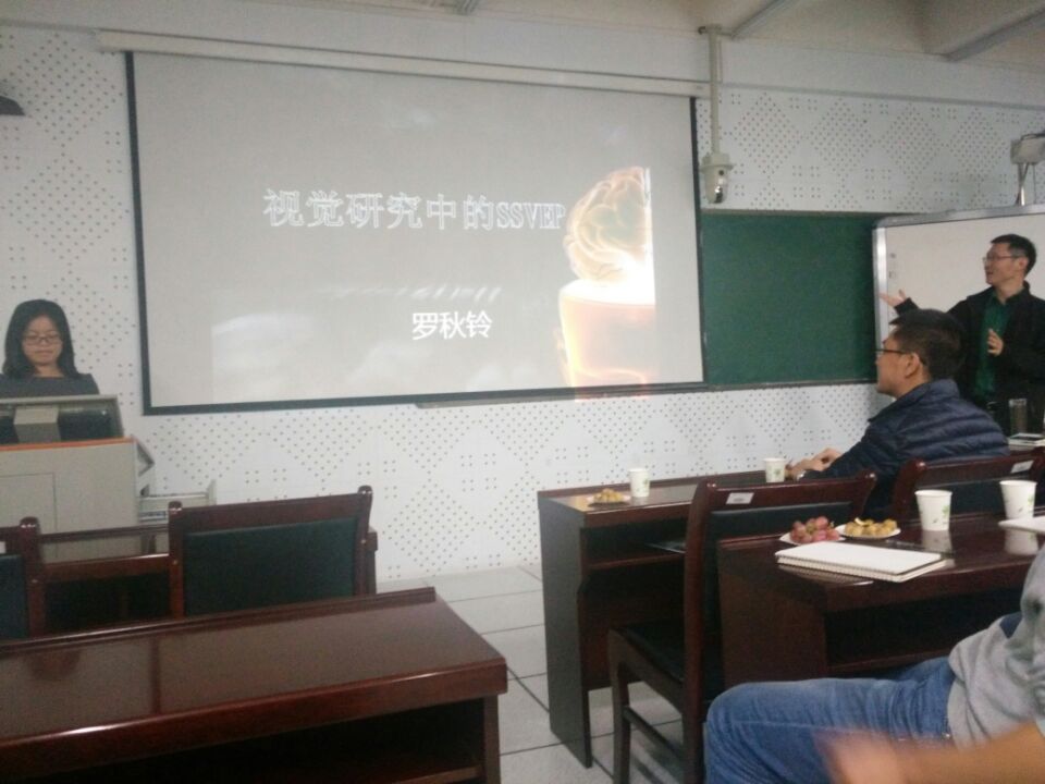 图为曹教授介绍罗秋铃博士的相关信息.jpg